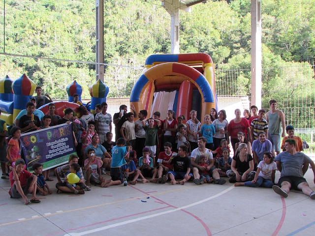 Sábado (05/04) ocorreu a Festa no Instituto Santíssima Trindade (Moreira), foi um sucesso, as crianças adoraram, aproveitaram do início ao fim. Em nome da comissão organizadora quero agradecer as empresas que contribuíram para o sucesso deste evento, Sol Park Inflável, Florybal e Hed. Muito bom saber que ainda temos pessoas engajadas em fazer o bem aos outros! Que possamos por muito tempo contar com essa parceria.